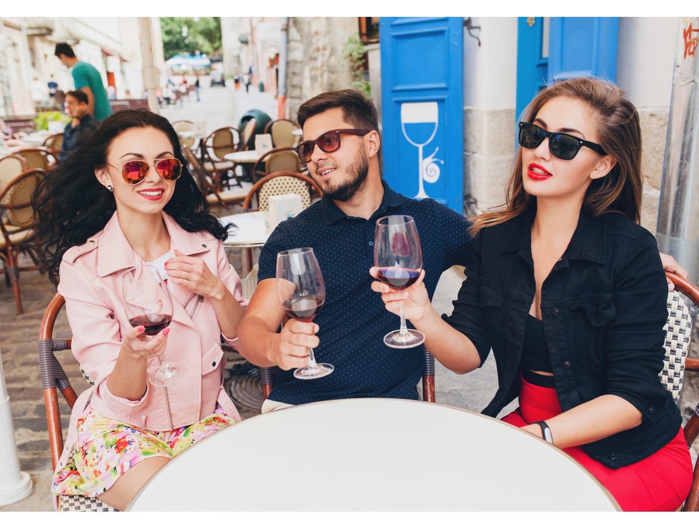 Tres Tipos de Personas en una Cata de Vino: ¡Descubre cuál eres tú!