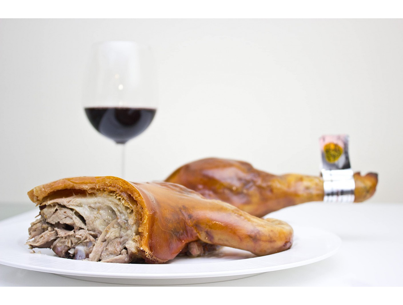 Cómo Preparar Cochinillo Ibérico al Horno y Maridarlo con Vinos Extremeños 