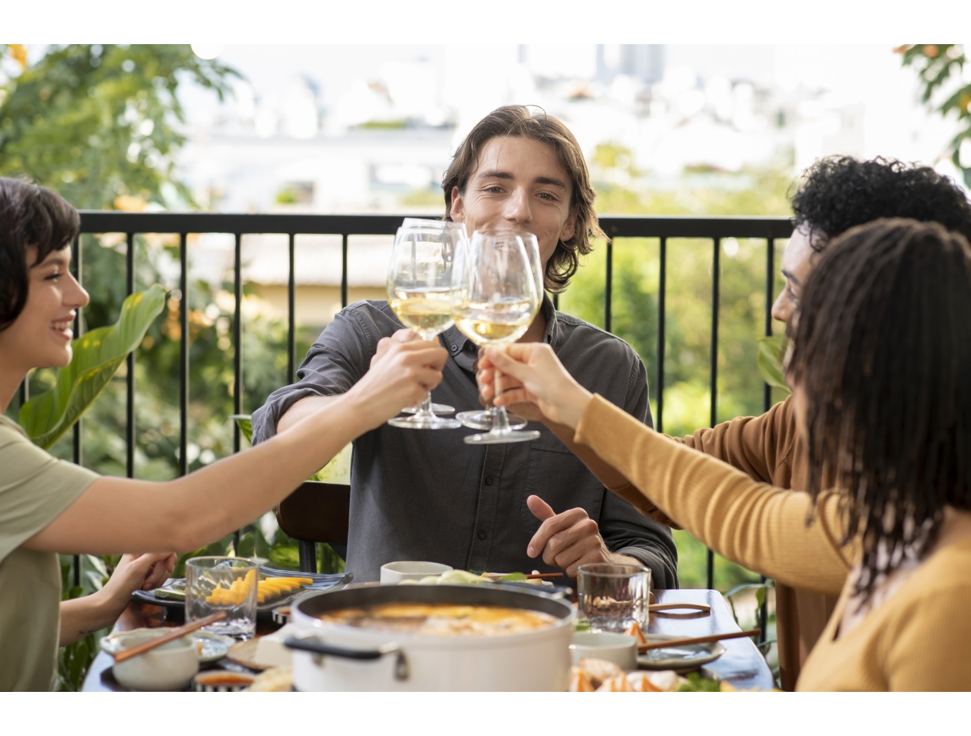 Saca tu copa y brinda: Descubre los beneficios psicosociales de compartir un vino con amigos